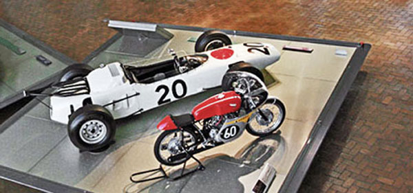 超貴重 ホンダF1 (RA300) 1／18 故ジョン・サーティズ直筆